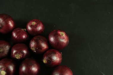 tatlı kırmızı soğanlar arka planda