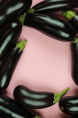 Patlıcan, beyaz üzerine izole edilmiş. Projen için kaliteli fotoğraf.