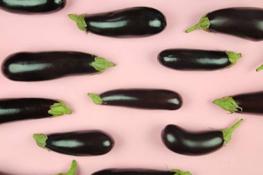 Patlıcan, beyaz üzerine izole edilmiş. Projen için kaliteli fotoğraf.