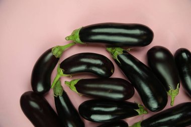 Patlıcan, beyaz üzerine izole edilmiş. Projen için kaliteli fotoğraf.