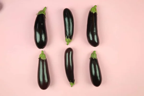 Patlıcan, beyaz üzerine izole edilmiş. Projen için kaliteli fotoğraf.