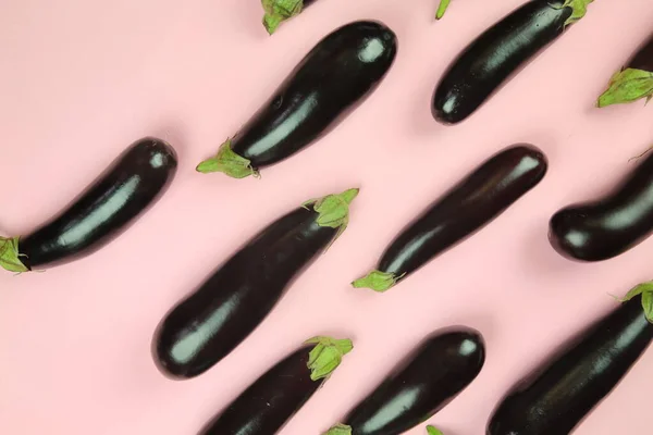 Patlıcan, beyaz üzerine izole edilmiş. Projen için kaliteli fotoğraf.