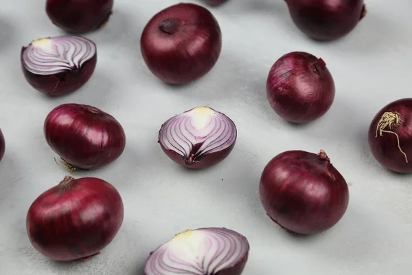 tatlı kırmızı soğanlar arka planda
