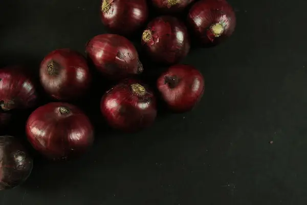 Słodka czerwona cebula na tle — Zdjęcie stockowe