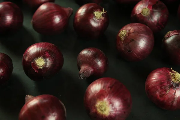 tatlı kırmızı soğanlar arka planda