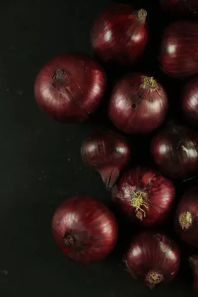 tatlı kırmızı soğanlar arka planda