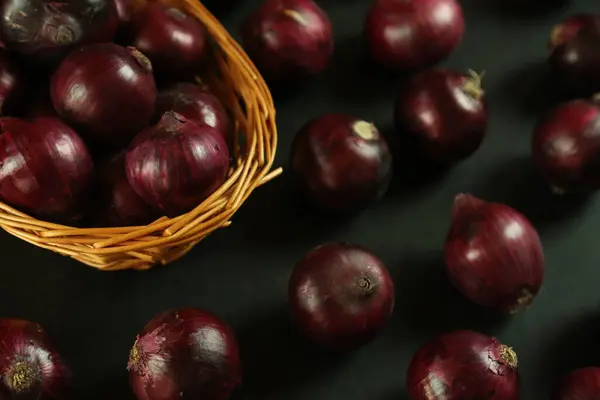 tatlı kırmızı soğanlar arka planda