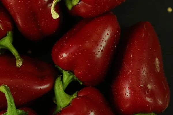 Siyah arkaplanda kırmızı biber