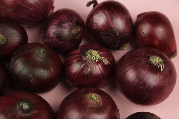 tatlı kırmızı soğanlar arka planda