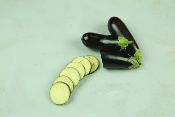 Patlıcan, beyaz üzerine izole edilmiş. Projen için kaliteli fotoğraf.