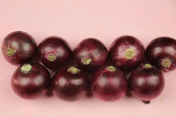 Cebolas vermelhas doces no fundo — Fotografia de Stock