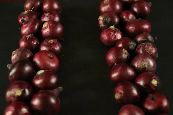 tatlı kırmızı soğanlar arka planda