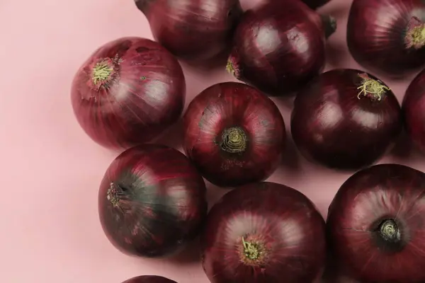 Süße rote Zwiebeln auf Hintergrund — Stockfoto