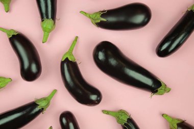 Patlıcan, beyaz üzerine izole edilmiş. Projen için kaliteli fotoğraf.