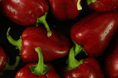 Siyah arkaplanda kırmızı biber