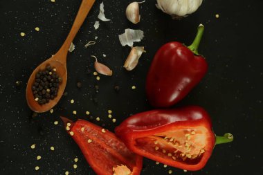 Siyah arkaplanda kırmızı biber
