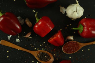 Siyah arkaplanda kırmızı biber