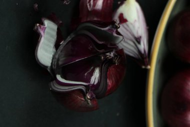 tatlı kırmızı soğanlar arka planda