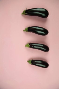 Patlıcan, beyaz üzerine izole edilmiş. Projen için kaliteli fotoğraf.