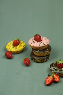 Renkli arkaplanı olan tatlı çörek.