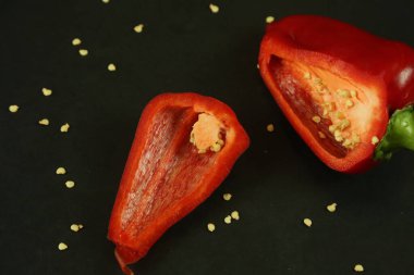 Siyah arkaplanda kırmızı biber