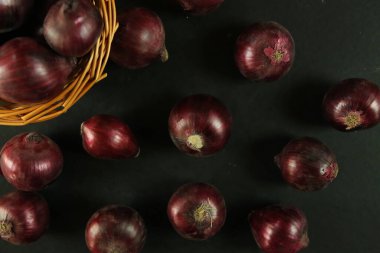 tatlı kırmızı soğanlar arka planda