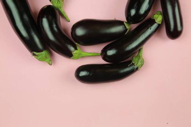 Patlıcan, beyaz üzerine izole edilmiş. Projen için kaliteli fotoğraf.