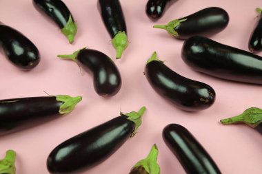 Patlıcan, beyaz üzerine izole edilmiş. Projen için kaliteli fotoğraf.