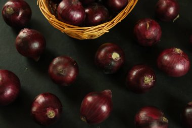 tatlı kırmızı soğanlar arka planda