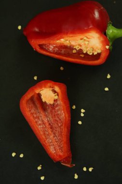 Siyah arkaplanda kırmızı biber