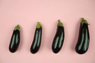 Patlıcan, beyaz üzerine izole edilmiş. Projen için kaliteli fotoğraf.