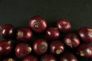 tatlı kırmızı soğanlar arka planda