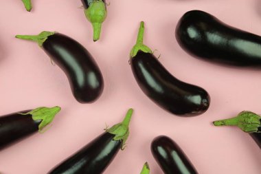 Patlıcan, beyaz üzerine izole edilmiş. Projen için kaliteli fotoğraf.