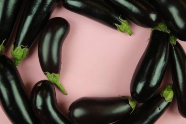 Patlıcan, beyaz üzerine izole edilmiş. Projen için kaliteli fotoğraf.