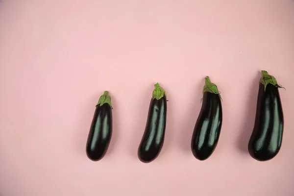 Patlıcan, beyaz üzerine izole edilmiş. Projen için kaliteli fotoğraf.