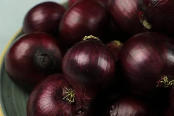 Cebollas rojas dulces en el fondo — Foto de Stock