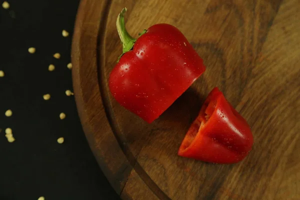 Siyah arkaplanda kırmızı biber