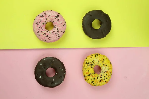 Сладкий пончик с цветным фоном — стоковое фото