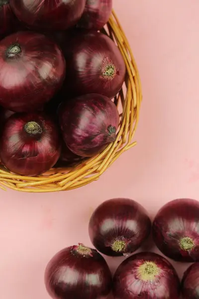 Cebollas rojas dulces en el fondo — Foto de Stock
