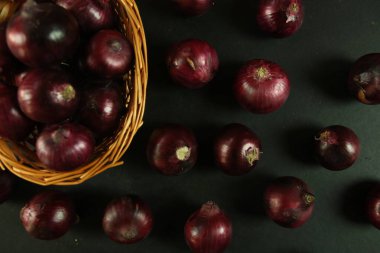 tatlı kırmızı soğanlar arka planda