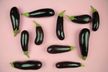 Patlıcan, beyaz üzerine izole edilmiş. Projen için kaliteli fotoğraf.