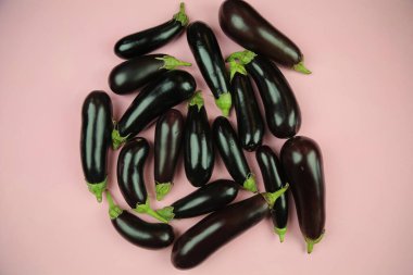 Patlıcan, beyaz üzerine izole edilmiş. Projen için kaliteli fotoğraf.