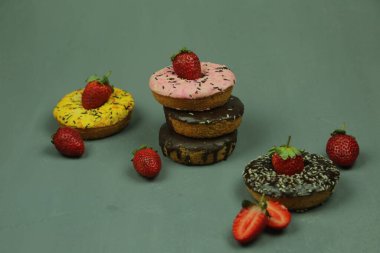 Renkli arkaplanı olan tatlı çörek.