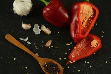 Siyah arkaplanda kırmızı biber