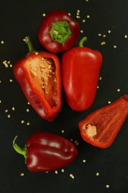 Siyah arkaplanda kırmızı biber