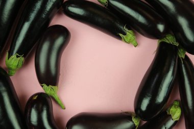 Patlıcan, beyaz üzerine izole edilmiş. Projen için kaliteli fotoğraf.