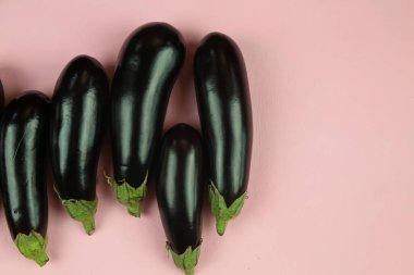 Patlıcan, beyaz üzerine izole edilmiş. Projen için kaliteli fotoğraf.