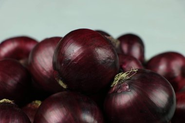 tatlı kırmızı soğanlar arka planda