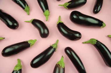 Patlıcan, beyaz üzerine izole edilmiş. Projen için kaliteli fotoğraf.