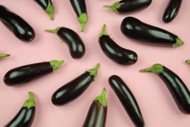 Patlıcan, beyaz üzerine izole edilmiş. Projen için kaliteli fotoğraf.